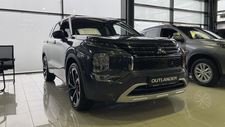 OUTLANDER ULTIMATE 2.5 CVT 4WD